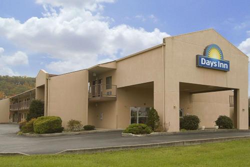 Days Inn by Wyndham Morehead - Accommodation