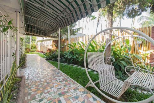 Balcony/terrace, RedDoorz Syariah near Jalan Asahan Pematang Siantar in Pematangsiantar
