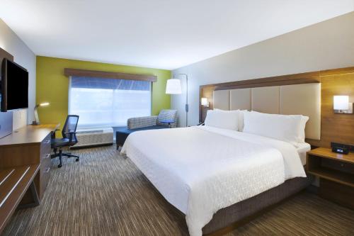 Holiday Inn Express & Suites Grand Rapids Airport North, an IHG Hotel