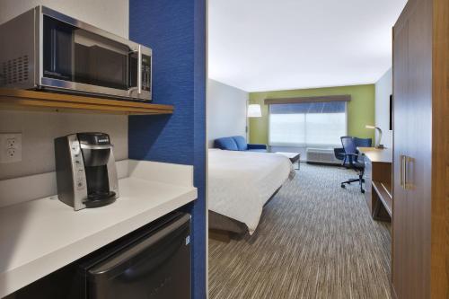 Holiday Inn Express & Suites Grand Rapids Airport North, an IHG Hotel