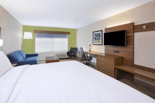 Holiday Inn Express & Suites Grand Rapids Airport North, an IHG Hotel