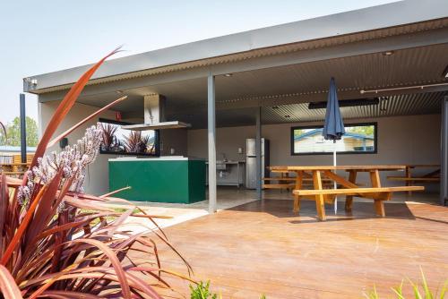 บริการและสิ่งอำนวยความสะดวก, เครสต์ วิว ทัวริสต์ พาร์ค โฮเต็ล (Crestview Tourist Park Hotel) in ควีนเบยัน