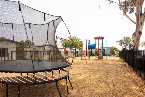 สนามเด็กเล่น, เครสต์ วิว ทัวริสต์ พาร์ค โฮเต็ล (Crestview Tourist Park Hotel) in ควีนเบยัน