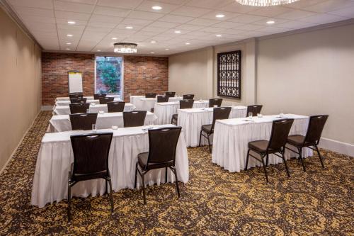 Holiday Inn Hotel French Quarter-Chateau Lemoyne an IHG Hotel - image 6