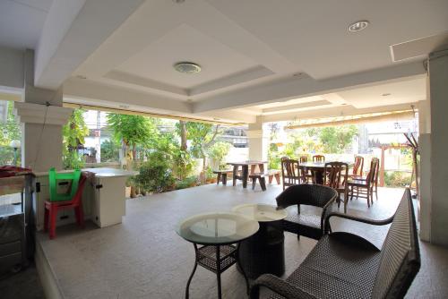 Restaurant, Super OYO 498 Ladawan Villa near King Mongkut's University of Technology Thonburi