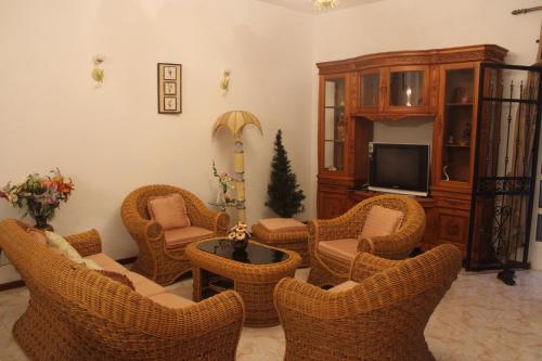 EHolidays Villa - Tap to explore photos