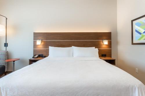 Photo - Holiday Inn Express & Suites - Springfield North by IHG