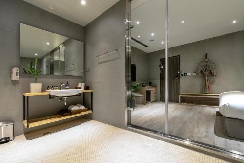 room detail thumbnail 2