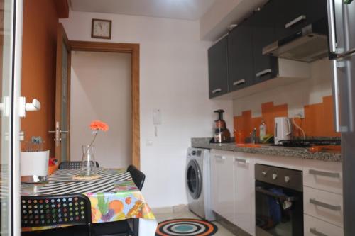 Kitchen, Appartement ,Tram Parking and wifi gratui in Al Fida
