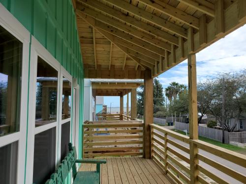Brand New 3/3! Private fishing pier with dock space! Pool! AMAZING Views! - image 3