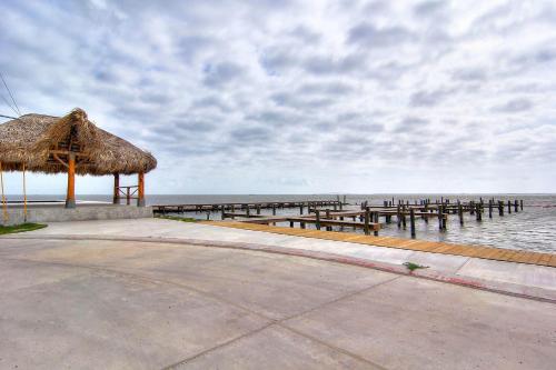 New 3/2! Private fishing pier and Marina! Waterfront Pool! AMAZING Views - image 7