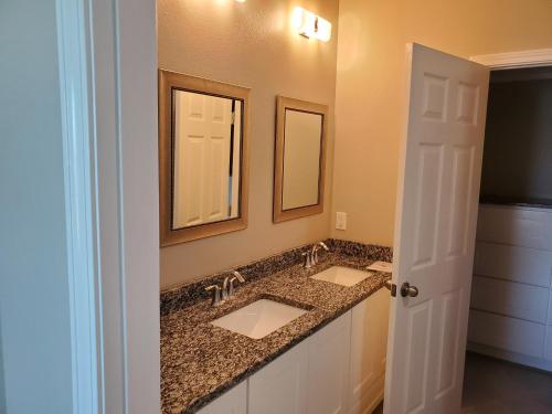 New 3/2! Private fishing pier and Marina! Waterfront Pool! AMAZING Views - image 9