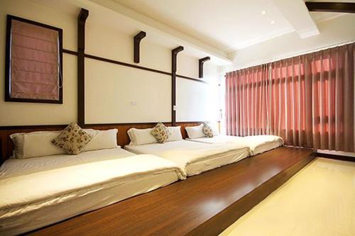 3 double beds