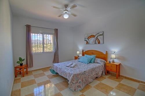Villa Tosal con 6 dormitorios, wifi, parking, jardin y piscina privada