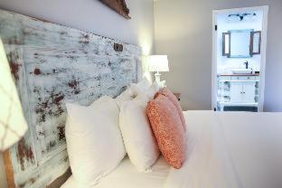 1 king bed, 1 sofa bed
