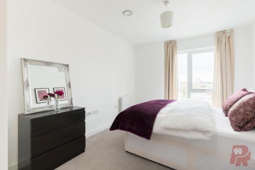 Luxury Birmingham City Apartments By O2 - Secure Gated Parking - image 2