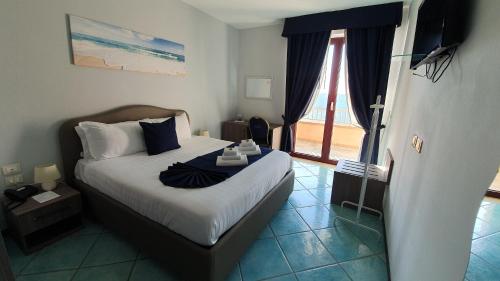 Double or Twin Room with Sea View