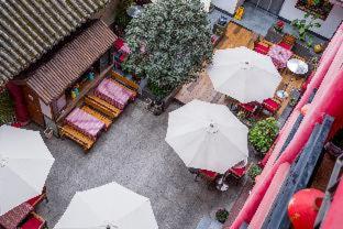 Wenjun Courtyard Hotel ---5 mins walk from Tonghuimen metro station, near Tianfu square, close by culture park and Sichuan opera house, English speaking service, local tours