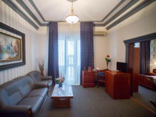 Bucharest Comfort Suites Hotel - image 11