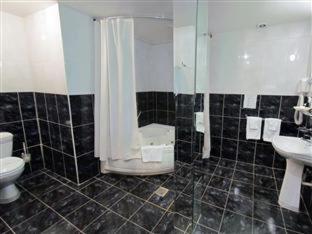 Bucharest Comfort Suites Hotel - image 14