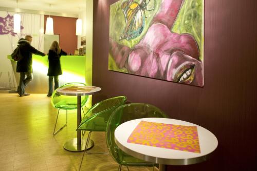 Dahlia Inn, Praga
