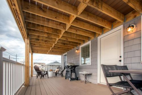 Recently Renovated LBI Apt with Deck on Beach Block!