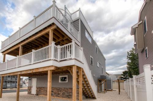 Recently Renovated LBI Apt with Deck on Beach Block!