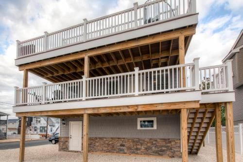 Recently Renovated LBI Apt with Deck on Beach Block!