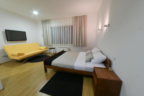 1 queen bed, 1 twin bed