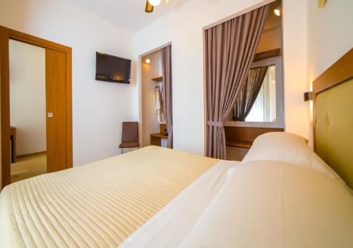 1 queen bed, 2 sofa beds