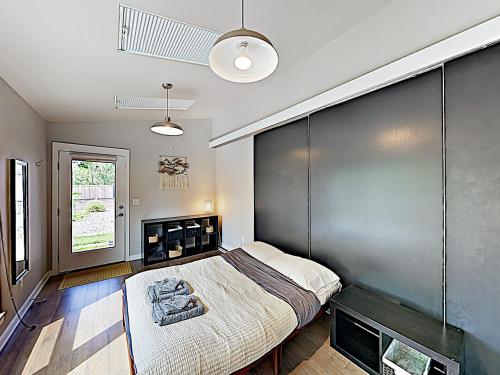 New Listing! Stylish Retreat Near Trendy Ballard home - image 3