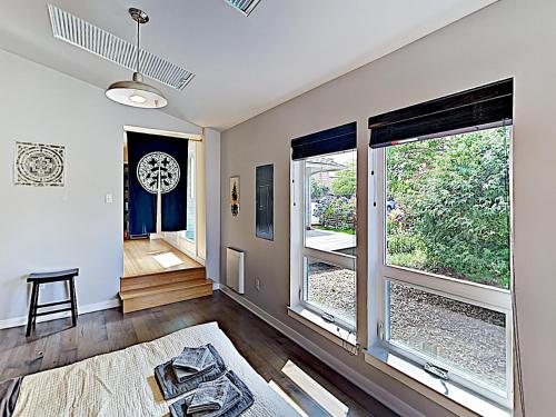 New Listing! Stylish Retreat Near Trendy Ballard home - image 4
