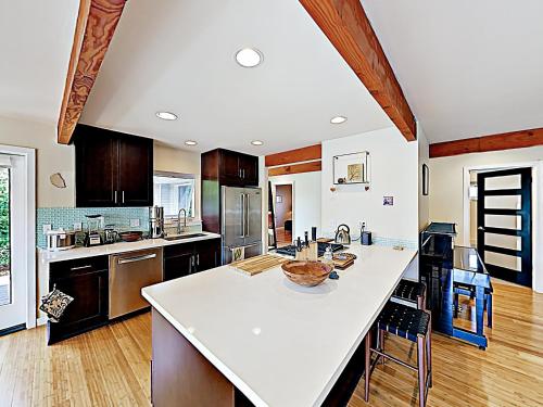 New Listing! Stylish Retreat Near Trendy Ballard home - image 7