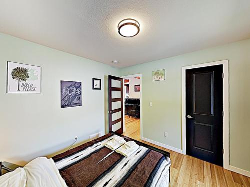 New Listing! Stylish Retreat Near Trendy Ballard home - image 8