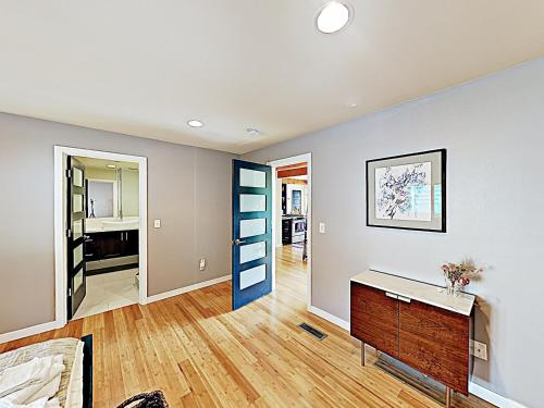 New Listing! Stylish Retreat Near Trendy Ballard home - image 9