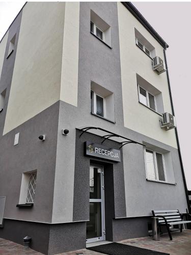 Hotel Duka – Warsaw, FL