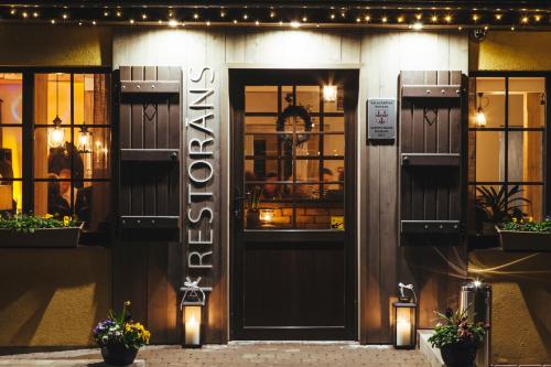 Étterem, Pļavas Holiday House (Plavas Holiday House) in Ainazi