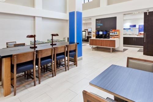 Holiday Inn Express & Suites Montgomery E - Eastchase