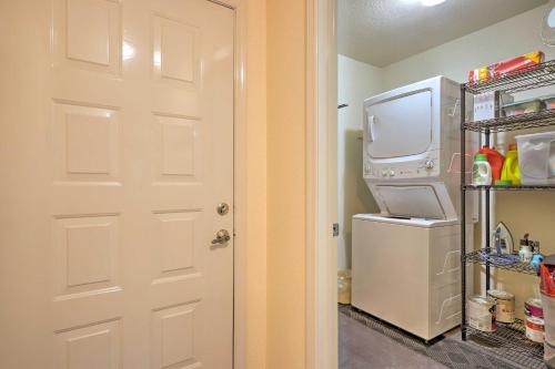 Pinetop Condo with Balcony Less Than 30 Mi to Sunrise Ski! - main image
