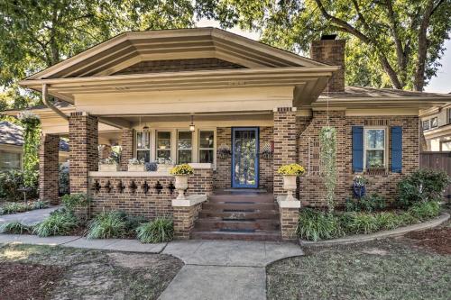 B&B Wichita Falls - Ornate Cottage with Sunroom - Near MSU and Water Park! - Bed and Breakfast Wichita Falls