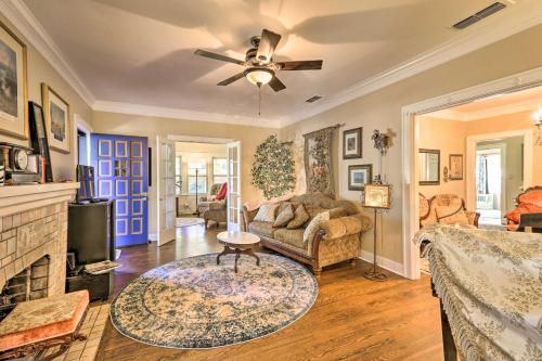 Walk to Midwestern State Wichita Falls Cottage! in Wichita Falls, USA