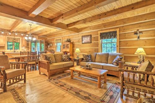 Lake Wallenpaupack Cabin with Shared Pool! in Lake Ariel, USA