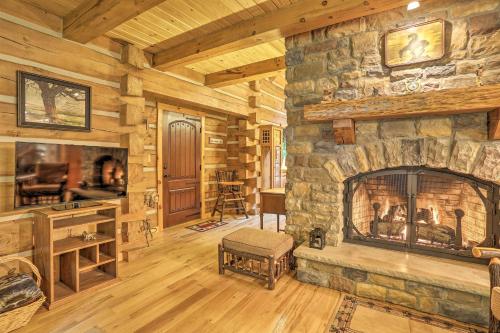 Lake Wallenpaupack Cabin with Shared Pool! in Lake Ariel, USA
