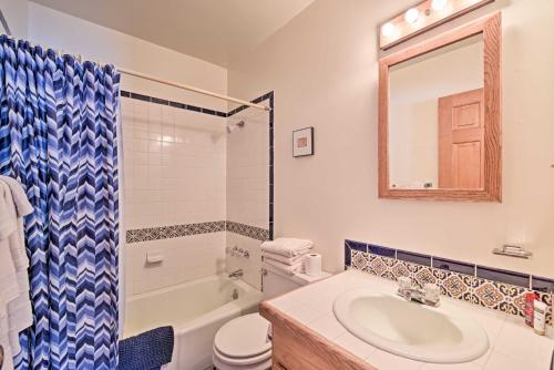 Valdez Adobe Condo with Balcony- 8mi to Taos Ski - image 8
