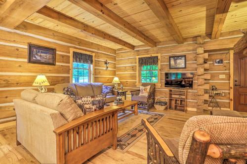 Lake Wallenpaupack Cabin with Shared Pool! in Lake Ariel, USA