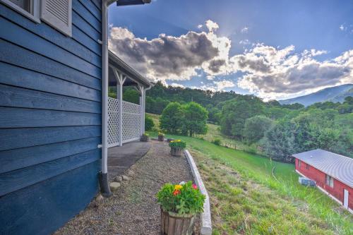 Maggie Valley House with Mtn Views - 1 Mi to DT in Maggie Valley, USA