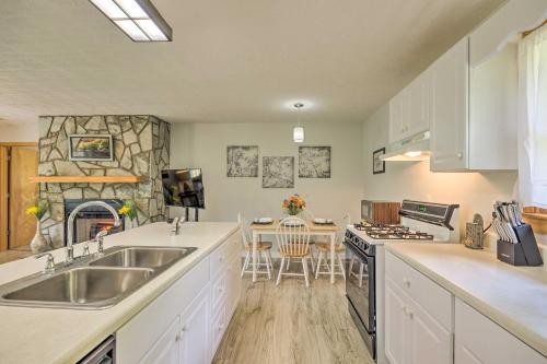Maggie Valley House with Mtn Views - 1 Mi to DT in Maggie Valley, USA