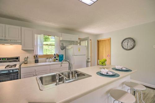 Maggie Valley House with Mtn Views - 1 Mi to DT in Maggie Valley, USA