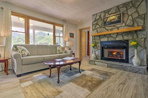 Maggie Valley House with Mtn Views - 1 Mi to DT in Maggie Valley, USA