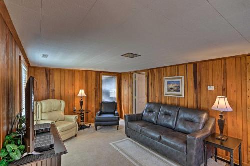 Home with Lake-View Deck by Camp Perry and Magee Marsh in Port Clinton, USA